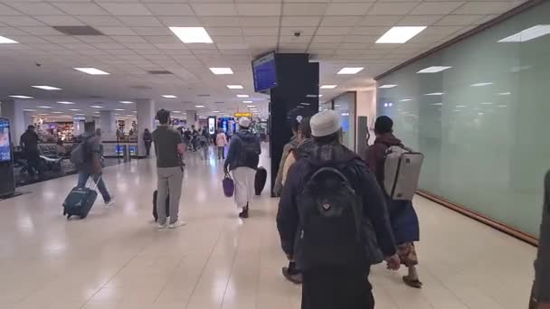 Homens Muçulmanos Caminhando Dentro Aeroporto Com Seus Casos Terno — Vídeo de Stock