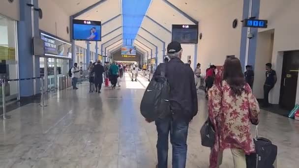 Старий Чоловік Жінки Ходять Чорними Мішками Аеропорту — стокове відео