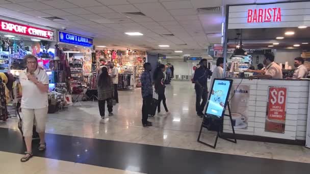 コロンボ空港のカラフルなお土産屋さんやカフェで買う人 — ストック動画