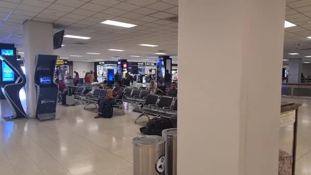 Люди Сидящие Зале Ожидания Аэропорта — стоковое видео