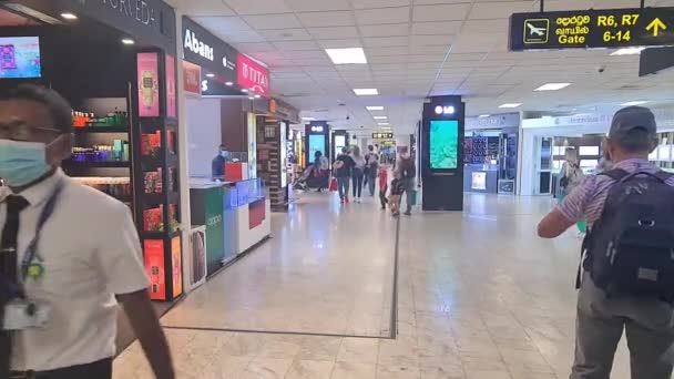 Persone Che Camminano Vicino Negozi Duty Free All Aeroporto Colombo — Video Stock