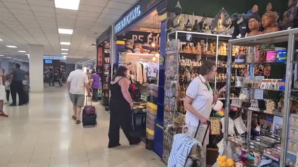 Путешественники Покупают Вещи Ярких Сувенирных Магазинах Кафе Аэропорту Коломбо — стоковое видео