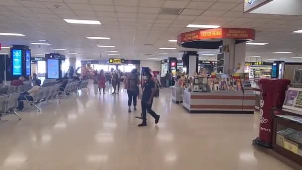Touristen Gehen Der Nähe Traditioneller Souvenirläden Auf Einem Flughafen Spazieren — Stockvideo