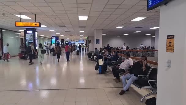 Cestovatelé Mluví Telefonu Zatímco Čeká Letištním Salonku — Stock video