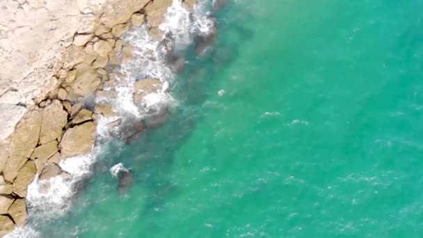 Luftaufnahme Von Strandwasser Das Die Felsige Küste Berührt Vorwärts — Stockvideo