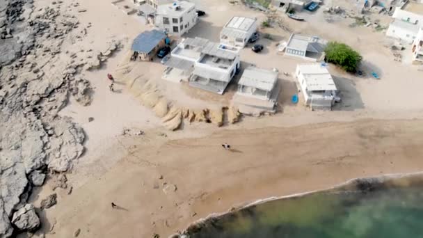 Luftaufnahme Von Hütten Einer Felsigen Strandküste Vorwärts — Stockvideo