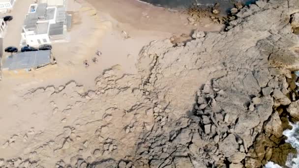 Erstaunliche Luftaufnahme Von Türkisfarbenem Strandwasser Das Die Felsige Küste Berührt — Stockvideo
