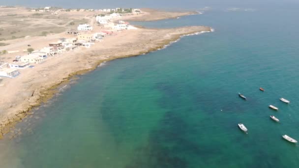 Erstaunlicher Drohnenblick Auf Strand Mit Felsiger Küste Von Links Nach — Stockvideo