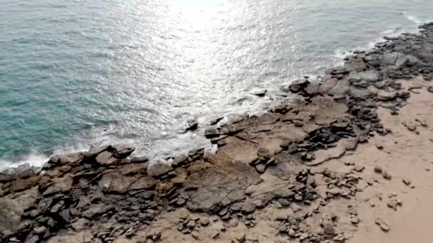 岩の多い海岸線の驚くべき空中ビュー 右へ左へ移動 — ストック動画