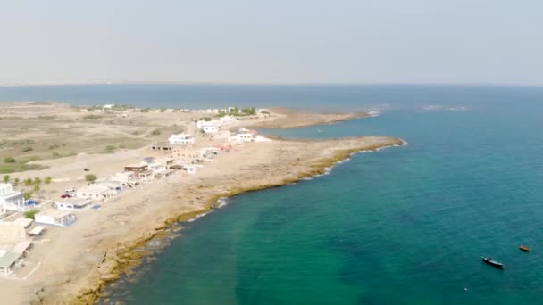Schöne Luftaufnahme Des Türkisfarbenen Strandes Und Der Küste — Stockvideo