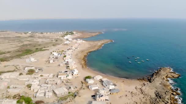 Deniz Kıyısındaki Küçük Kulübelerin Güzel Drone Manzarası — Stok video