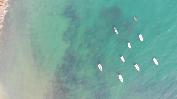 Mavi Berrak Sahil Suyundaki Beyaz Teknelerin Güzel Drone Görüntüsü — Stok video