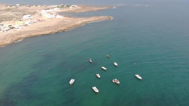 Bird Eye Άποψη Των Λευκών Σκαφών Μπλε Νερά Της Παραλίας — Αρχείο Βίντεο