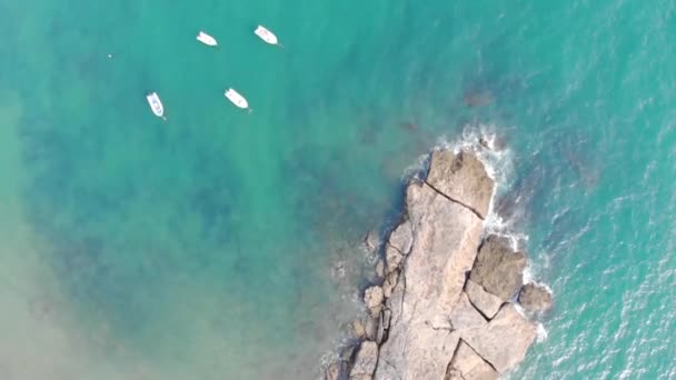 Vogelperspektive Auf Weiße Boote Türkisfarbenem Strandwasser Und Felsiger Küste — Stockvideo