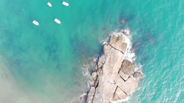 Hervorragende Luftaufnahme Von Türkisfarbenem Strandwasser Und Felsiger Küste Vorwärts — Stockvideo