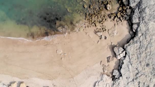 Kayalık Sahil Sahil Şeridinin Çarpıcı Hava Manzarası Ilerliyor — Stok video