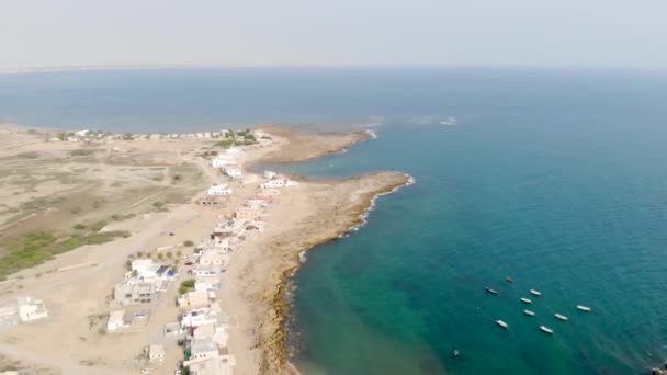 Impresionante Vista Drones Pequeñas Cabañas Cerca Costa Del Mar Retrocediendo Clip De Vídeo
