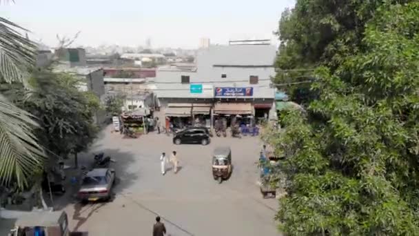 Karaçi Nin Dar Bir Yolunda Giden Otomobil Araçlarının Görüntüsü — Stok video