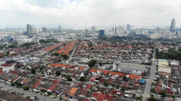 マレーシアのカラフルな都市景観とスカイラインの空中ツアー — ストック動画