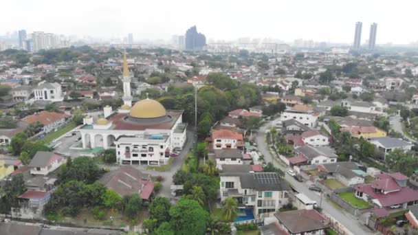 都市の家に囲まれた黄金のモスクの空中ビュー ロイヤリティフリーストック映像