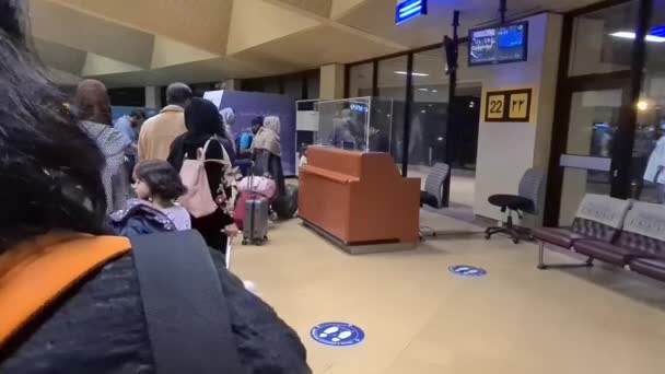Havaalanında Tesettürlü Asyalı Kadınlar Kuyrukta Bekliyor — Stok video
