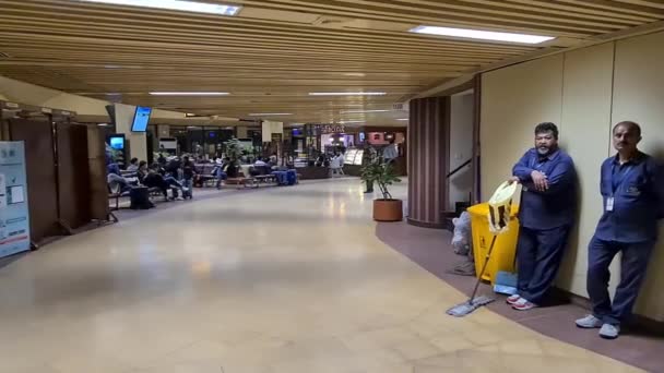 Conserjes Con Uniforme Azul Dentro Zona Del Aeropuerto — Vídeo de stock