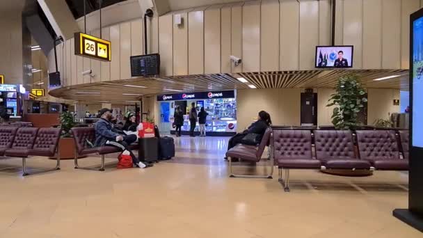 Muslim Pria Dan Wanita Duduk Ruang Tunggu Bandara Karachi — Stok Video