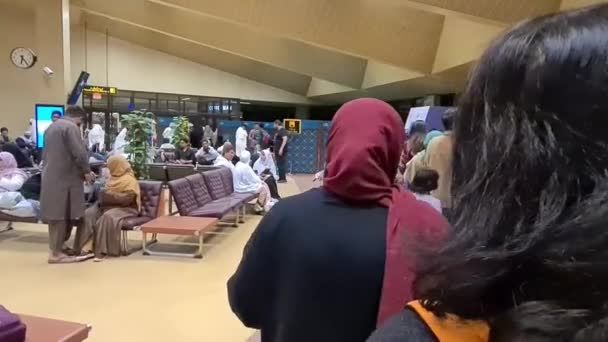 Mulheres Muçulmanas Com Hijab Uma Fila Aeroporto — Vídeo de Stock