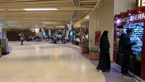 Muslimische Frauen Abaya Betrachten Ein Geschäft Flughafen — Stockvideo