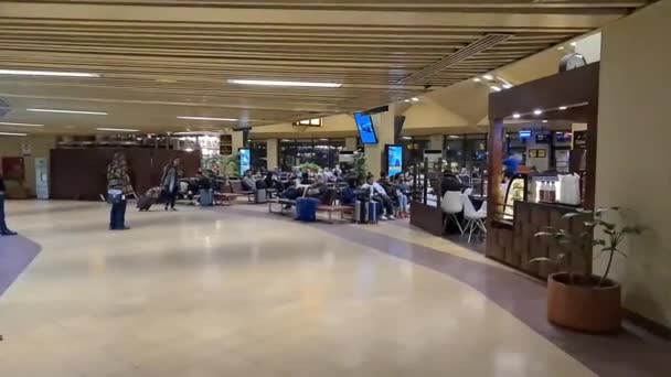 Путешественники Сидящие Зале Ожидания Международного Аэропорта Карачи — стоковое видео