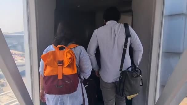 Mulheres Com Saco Laranja Caminhando Direção Área Túnel Aeroporto — Vídeo de Stock