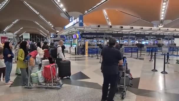 Asijské Muslim Cestující Uvnitř Letiště Spolu Svými Zavazadly — Stock video