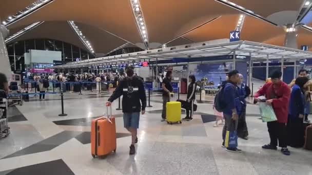 Asijské Cestující Barevnými Kufry Uvnitř Letiště Columbo — Stock video