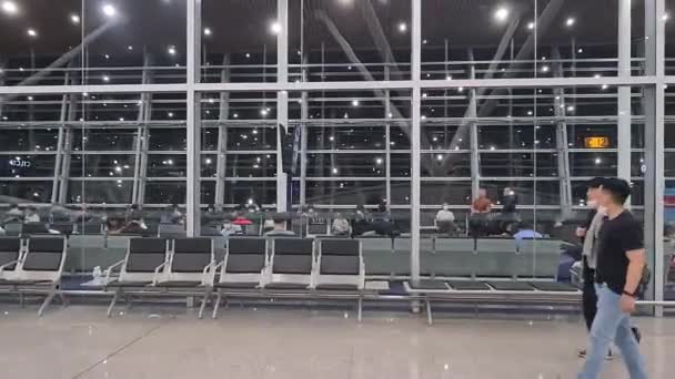 亚洲乘客坐在机场候机楼内等候区 — 图库视频影像