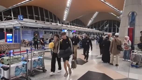 Aziatische Reizigers Roaming Columbo Luchthaven — Stockvideo