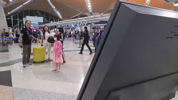 Asijské Cestující Chůze Uvnitř Letiště Columbo — Stock video