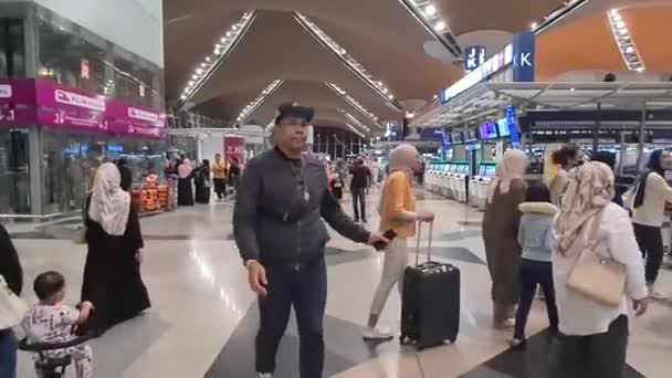 Viajantes Asiáticos Caminhando Dentro Aeroporto Colombo — Vídeo de Stock