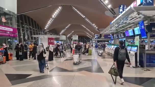 Asijské Cestující Jejich Zavazadla Uvnitř Letiště Colombo — Stock video