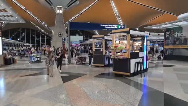 Asijské Ženy Hidžáb Chůze Uvnitř Letiště Columbo — Stock video