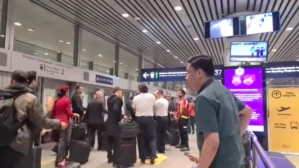 Бізнесмени Ходять Черзі Своєю Валізою Терміналі Аеропорту — стокове відео