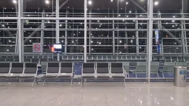 現代の空港の待合所で空の椅子 ストック映像