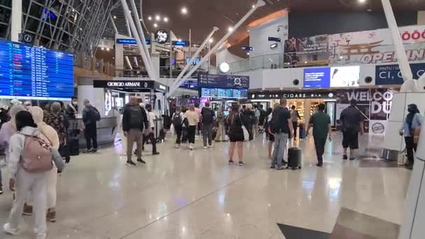 Всередині Вигляд Пасажирів Мандрують Сучасним Аеропортом — стокове відео