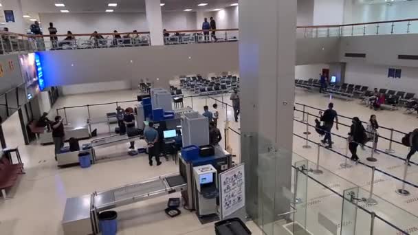 Vista Interior Dos Viajantes Terminal Aeroporto — Vídeo de Stock