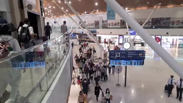 コロンボ空港ターミナル内を歩く旅行者の眺め ストック動画