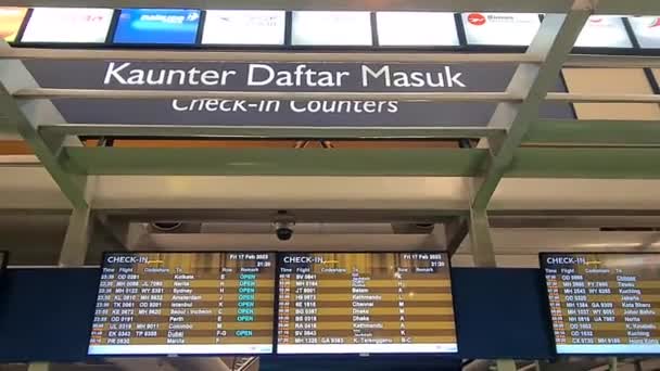 Moderní Obrazovky Zobrazující Jízdní Řád Odbavení Letišti — Stock video