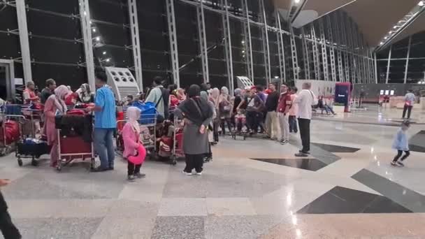 Muzułmanie Kobiety Czekają Kolejce Zatłoczonym Lotnisku — Wideo stockowe