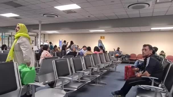 Мусульманські Жінки Зоні Очікування Аеропорту — стокове відео