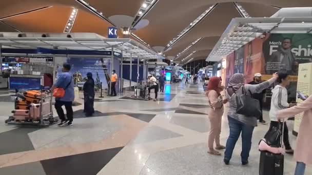 科伦坡机场的穆斯林妇女乘客 — 图库视频影像