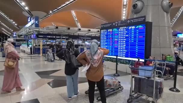 有Hijaab检查航班时刻表的穆斯林妇女 — 图库视频影像