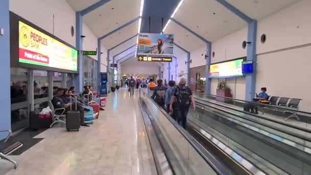 Pasajeros Que Llegan Terminal Del Aeropuerto Vista Interior — Vídeos de Stock